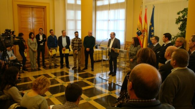 lamban-sanchez-comision-ejecutiva-famcp Lambán y Sánchez atienden a los periodistas acompañados por los miembros de la Comisión Ejecutiva de la FAMCP.