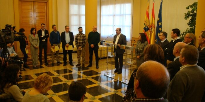 Lambán y Sánchez atienden a los periodistas acompañados por los miembros de la Comisión Ejecutiva de la FAMCP.